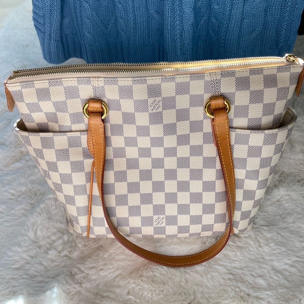 Stylish Checkered Tote Bag with Tan Accents